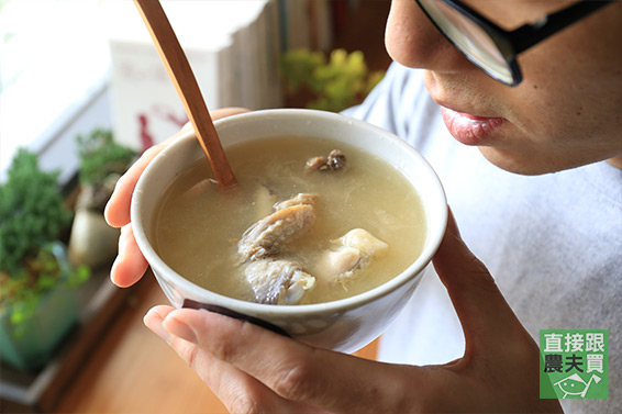 蒜香味濃！蒜頭土雞湯